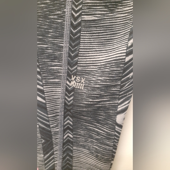 Black & grey patterned Victoria's Secret leggings - size small short - Picture 3 of 7